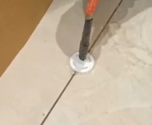 容城瓷砖空鼓维修公司专业解答瓷砖在铺贴过程中，如果没有涂抹均匀到位的粘结材料（如水泥砂浆或瓷砖胶），可能会导致以下问题